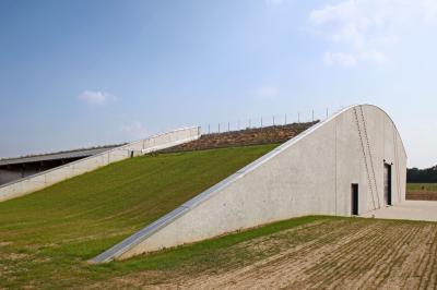 Werkstatt- und Maschinenhalle, landschaftliche Einbettung