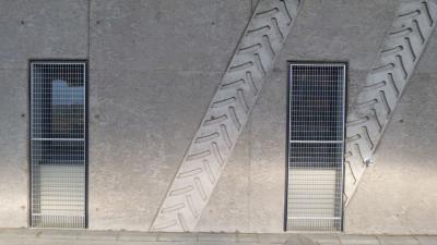 Werkstatt- und Maschinenhalle, Sichtbetonfassade mit Ornamentik