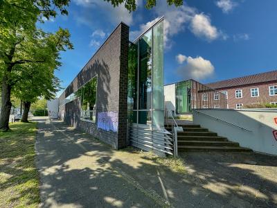 Telekom-Casino Münster, Straßenfassade nimmt die Straßenflucht auf