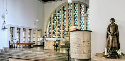Erhöhter Chorraum mit Altar