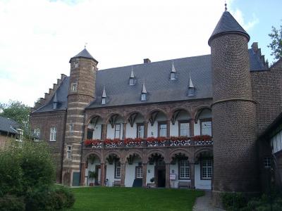 Innenhof mit vorgelagerten Loggien und kunstvollen Arkaden