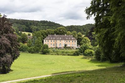 Blick über den Schlosspark mit Gartenansicht des Herrenhauses