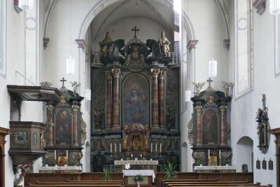 Innenraum mit Hochaltar