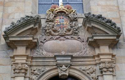 Gebrochener Portalgiebel mit Inschrift und Wappen