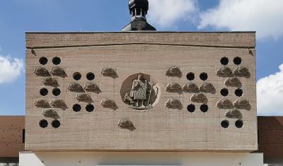 fassade mit Hirte und Schafen als Betonplastik