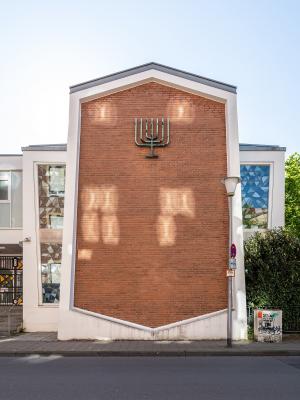 verklinkerte Giebelfassade des Betraums mit Menora
