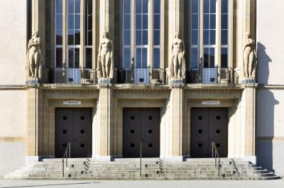 Eingangsbereich Theater Hagen mit den vier antiken Musenfiguren