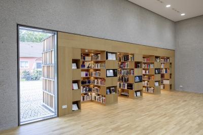 Bibliothek innen mit Büchernischen