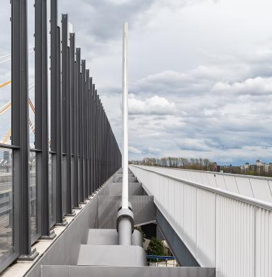 Blick auf eines der Schrägseile der neuen Rheinbrücke Neuenkamp