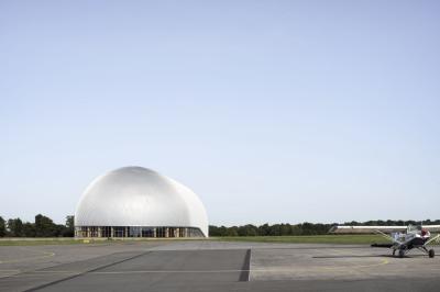 Luftschiffhangar am Rollfeld