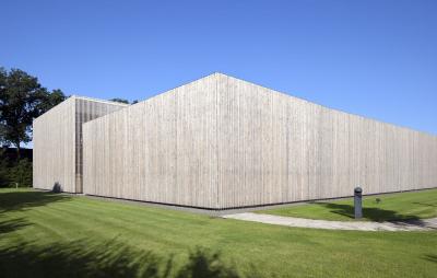 Parkhaus mit zwei Baukörpern und Holzlamellenfassade