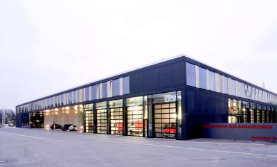 Zentrale Feuer- und Rettungswache in der Dämmerung
