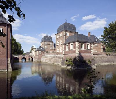 Blick auf den Wassergraben und die Brücke zwischen Vorburg und Schloss