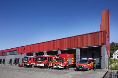 Feuerwehr und Baubetriebshof Titz, rückseitige Außenperspektive mit Geräteturm