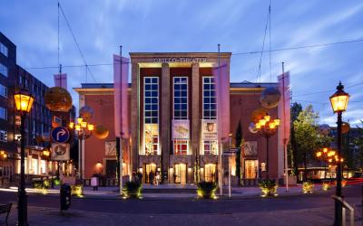 Frontansicht Grillo-Theater abends