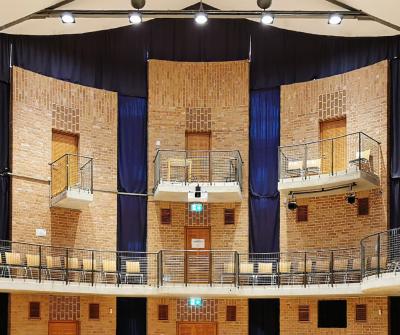 Wandscheiben mit Balkonen im Saal