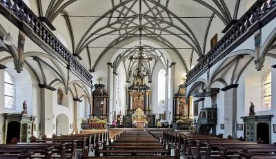 Kircheninnenraum mit Blick Richtung Altar