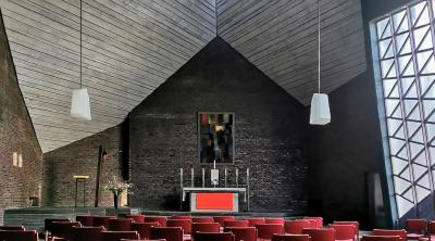 Kircheninnenraum mit Blick auf den Altar