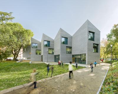 Mensa und Ateliergebäude der BAN, gestaffelter Baukörper mit Zuwegung