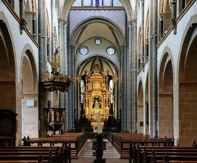 Kirchenschiff Blick nach Osten zum Altar