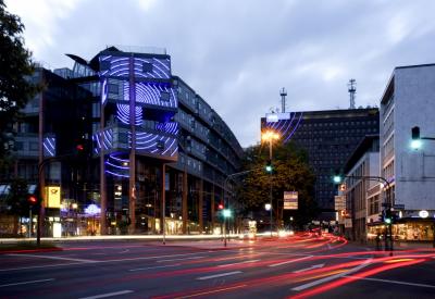 WDR-Arkaden abends mit blauen Radiowellen
