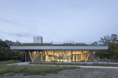 Sport- und Kulturhalle Alfter, beleuchteter Hallenraum