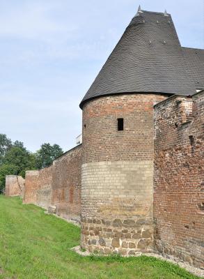 Außenseite der Stadtmauer mit Mauerturm
