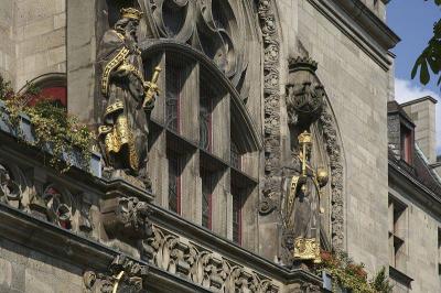Mittleres Fenster mit Figuren der Kaiser Karls des Großen und Wilhelm I. 