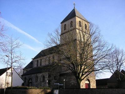 Außenansicht mit Turm und Eingangsportal
