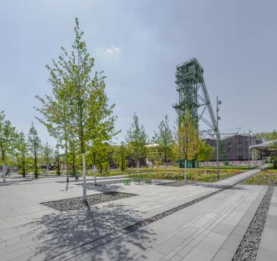 Quartiersplatz, Fördergerüst und ehemalige Betriebsgebäude
