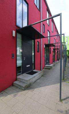 rotes, dreigeschossiges Langhaus