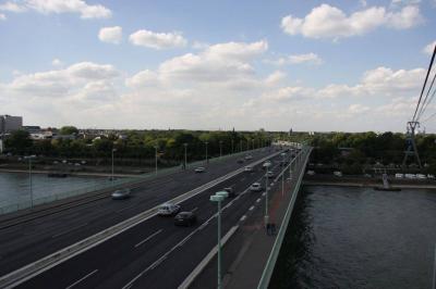 Blick auf die Fahrbahn der Zoobrücke 