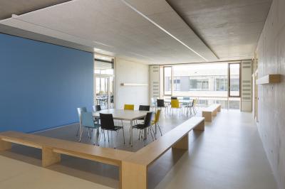 Gesamtschule Lippstadt, verglaster Flurbereich, offener Arbeitsbereich