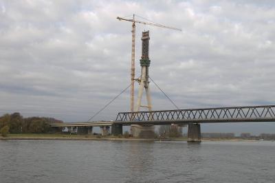 Neue Schrägseilbrücke im Bau 2009