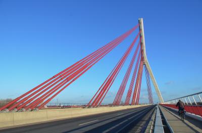 Rheinbrücke Wesel, Pylon mit Tragseilen