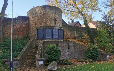 Als Kriegerdenkmal genutzter Knochenturm