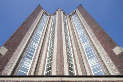 Blick hoch zur Fassade der Eingangsseite