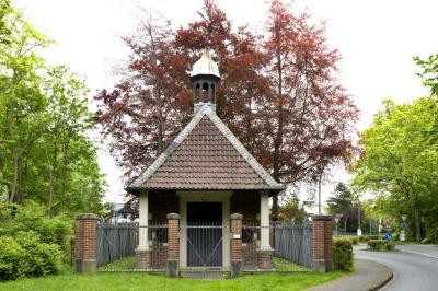 in der Gruftkapelle von 1786 an der Hauptallee des Schlosses Senden