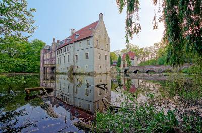 östlicher Flügel mit Blick auf Wassergraben und Brücke
