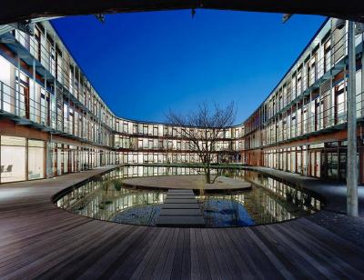 Innenhof mit See