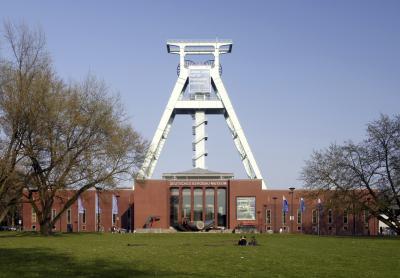 Altbau Deutsches Bergbaumuseum mit Förderturm im Hintergrund