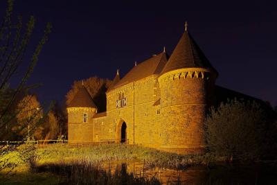 Burg Vondern Seitenansicht bei Nacht