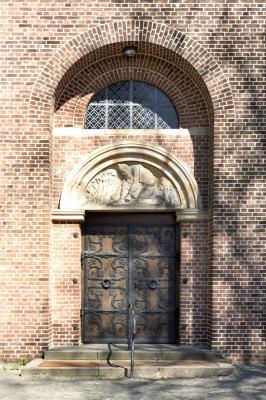 Rundbogenportal mit Tympanon 