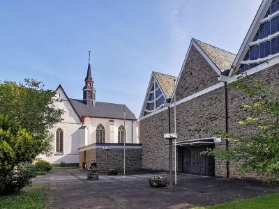 Wallfahrtskirche St. Mariä Heimsuchung mit Neubau im Vordergrund