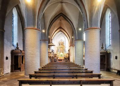 Kircheninnenraum mit Blick zum Hauptaltar