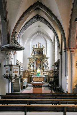 Kanzel und Altarbereich