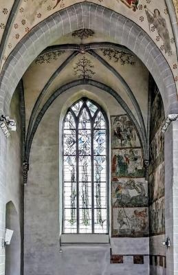 Blick ins Querschiff mit Wandmalereien