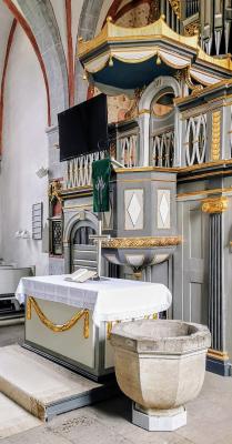 Taufstein am Altar