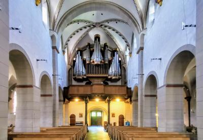 Innenraum mit Blick zur Orgel