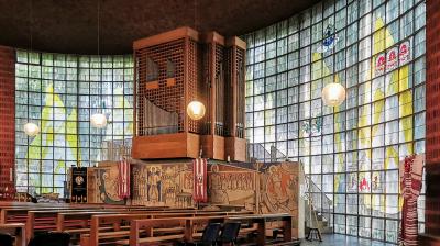 Blick zur Orgel in St. Theresia